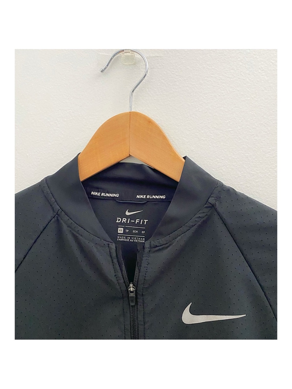 NIKE Running DRI-FIT Black Full-Zip Jacket Size XS Workout Gym Outdoor Running - Picture 2 of 4